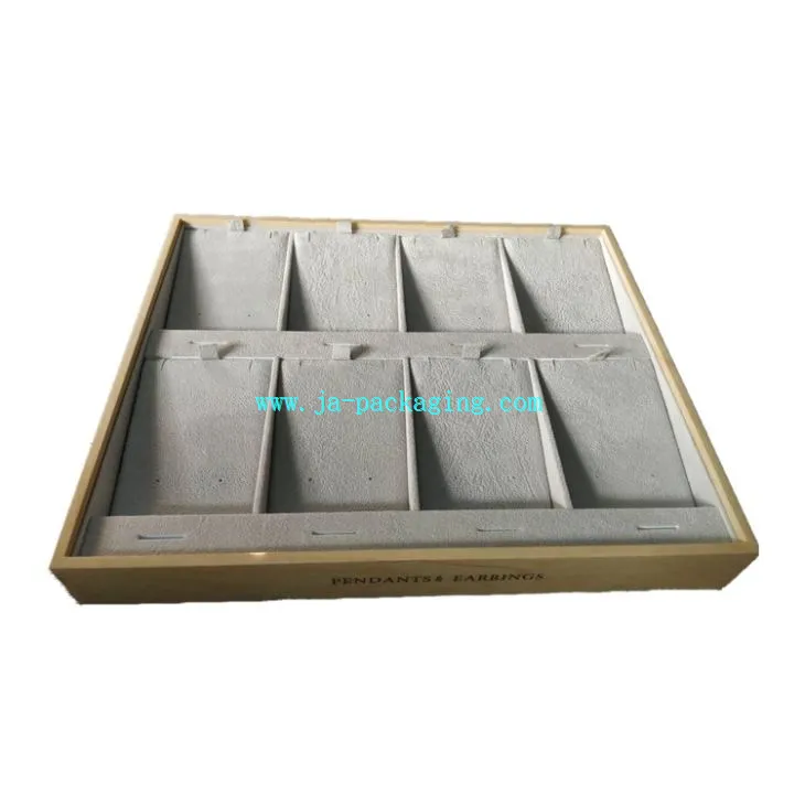 Hangers en oorbellen houten dienblad